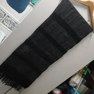 Bufanda de hombre gris y negra