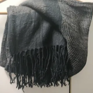 Bufanda de hombre gris y negra