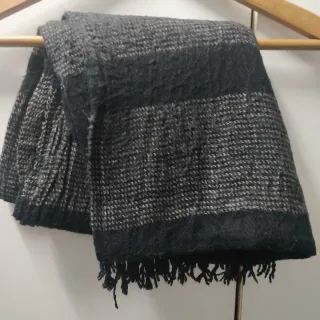 Bufanda de hombre gris y negra