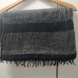 Bufanda de hombre gris y negra