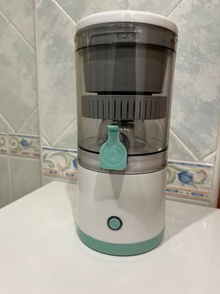 Exprimidor eléctrico blanco y verde