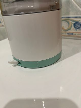 Exprimidor eléctrico blanco y verde