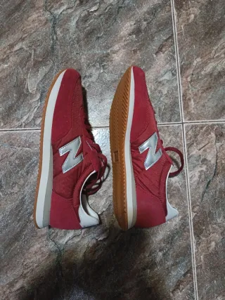 Zapatillas New Balance Rojas y Plateadas