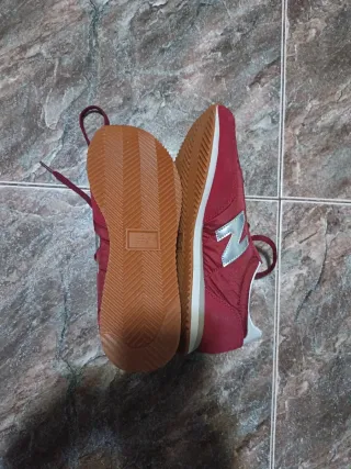 Zapatillas New Balance Rojas y Plateadas