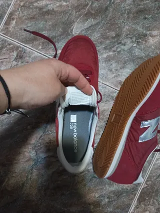 Zapatillas New Balance Rojas y Plateadas
