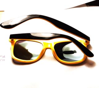 Occhiali da sole neri e gialli