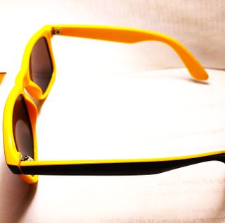 Occhiali da sole neri e gialli