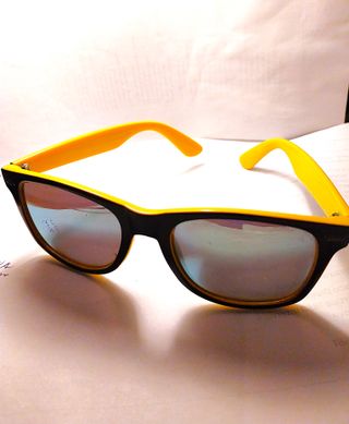 Occhiali da sole neri e gialli