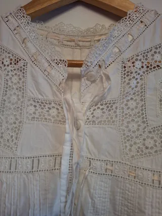 Camisón antiguo de algodón con encaje