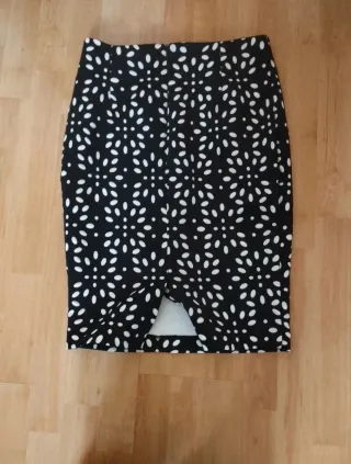 Falda tubo elegante estampada blanco y negro.