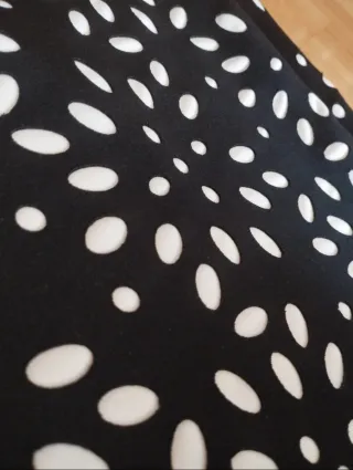 Falda tubo elegante estampada blanco y negro.