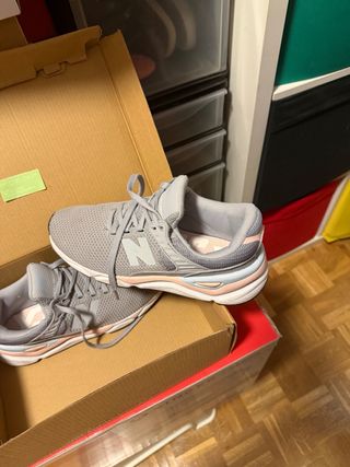 Zapatillas New Balance grises y rosas