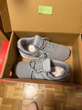 Zapatillas New Balance grises y rosas