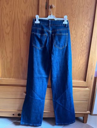 Pantalones vaqueros con brillos plateados