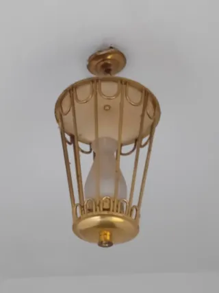 Lámpara colgante dorada con pantalla de cristal