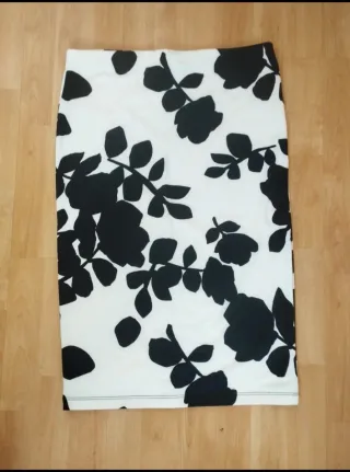 Falda tubo estampada flores blanco y negro