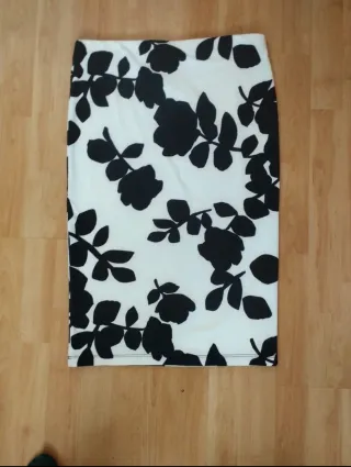 Falda tubo estampada flores blanco y negro