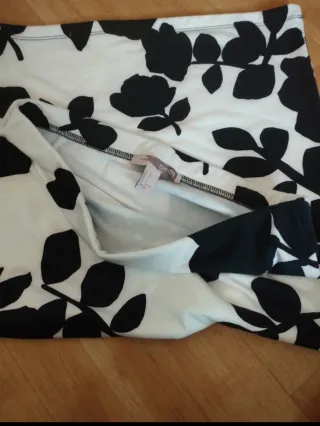 Falda tubo estampada flores blanco y negro