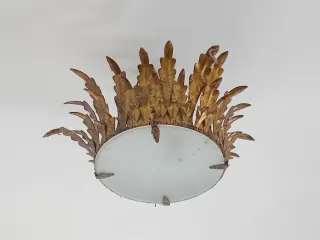 Lámpara de techo dorada con detalles metálicos