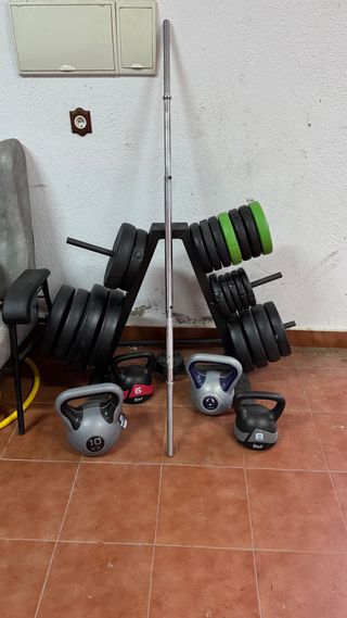 Equipo de gimnasio: pesas y barra