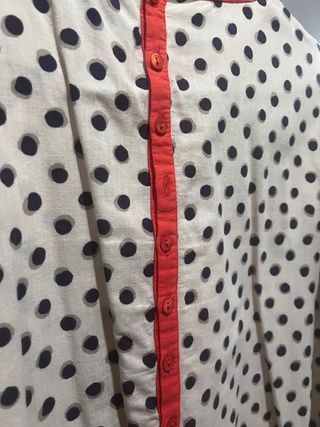 Camisa beige topos negros talla S