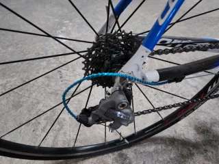 Bicicleta Corratec carretera blanca y azul