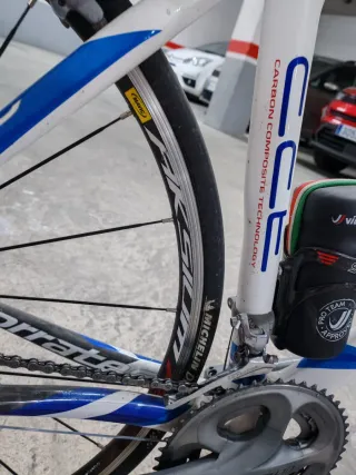 Bicicleta Corratec carretera blanca y azul