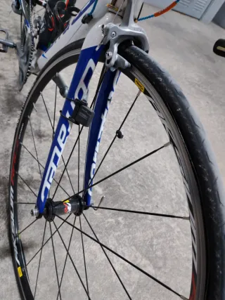 Bicicleta Corratec carretera blanca y azul