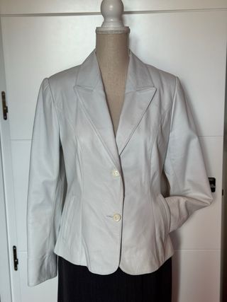 Chaqueta de piel con cuello de pelo desmontable