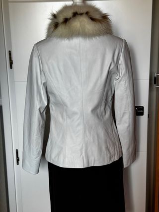 Chaqueta de piel con cuello de pelo desmontable