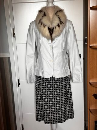 Chaqueta de piel con cuello de pelo desmontable