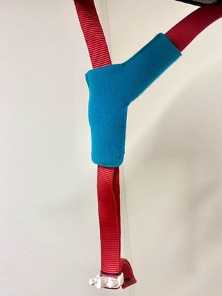 Casco de montar infantil azul con triángulos