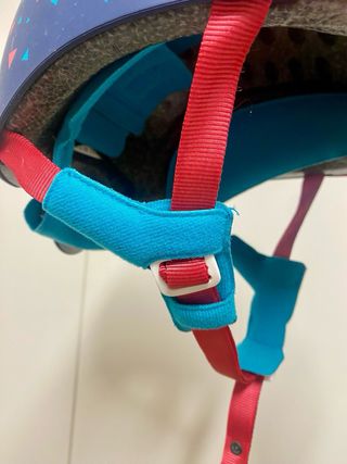 Casco de montar infantil azul con triángulos