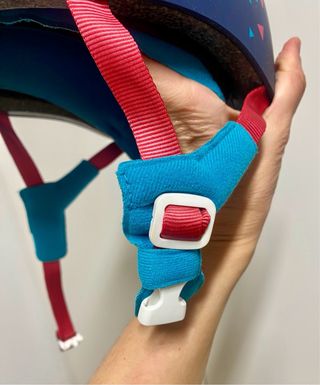 Casco de montar infantil azul con triángulos