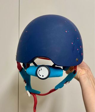 Casco de montar infantil azul con triángulos