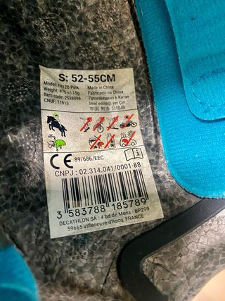 Casco de montar infantil azul con triángulos