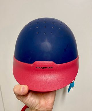 Casco de montar infantil azul con triángulos