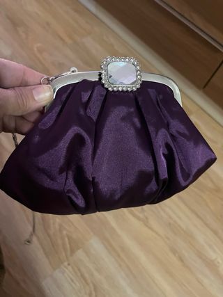Bolso de fiesta morado con detalle plateado,