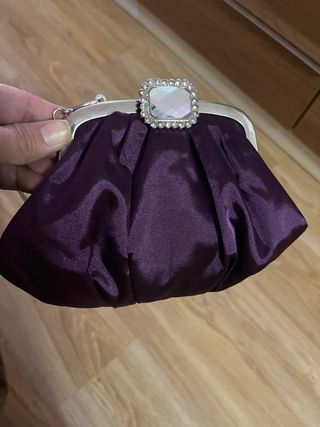 Bolso de fiesta morado con detalle plateado,