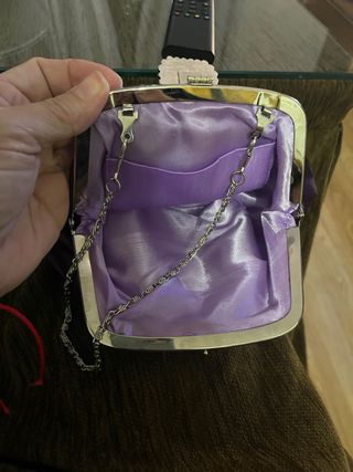 Bolso de fiesta morado con detalle plateado,