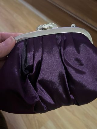 Bolso de fiesta morado con detalle plateado,