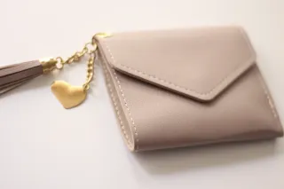 Cartera mujer con corazón y borla