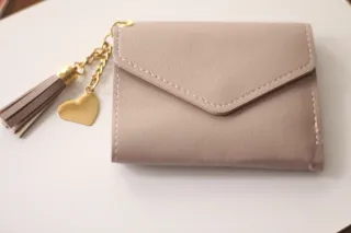 Cartera mujer con corazón y borla