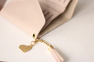 Cartera mujer con corazón y borla