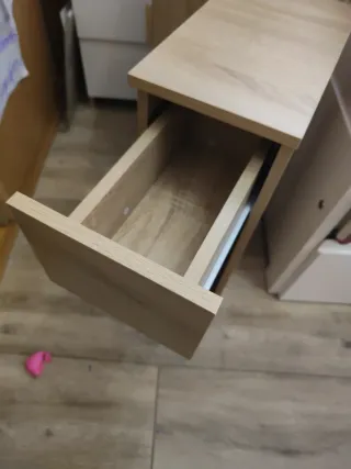 2 Mesitas de Noche Estrechas con Cajón