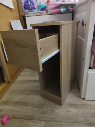 2 Mesitas de Noche Estrechas con Cajón