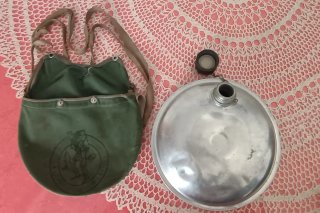 Traje agua, polainas y cantimplora militar