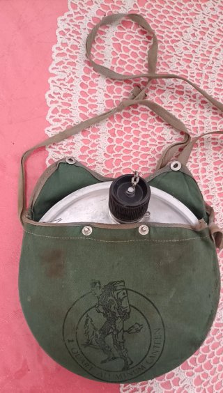 Traje agua, polainas y cantimplora militar