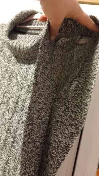 Precioso Jersey tipo capa sin mangas cuello vuelto