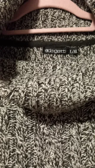 Precioso Jersey tipo capa sin mangas cuello vuelto